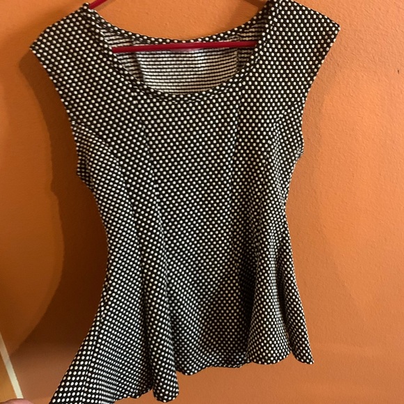‼️SOLD‼️Sleeveless Blouse w Raised PolkaDots & Flared Bottom Flattering! - Picture 4 of 13
